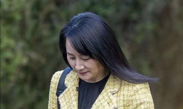 范儿 孟晚舟终于换掉中分发型,剪刘海更显年轻态,穿娃娃领好有少女感