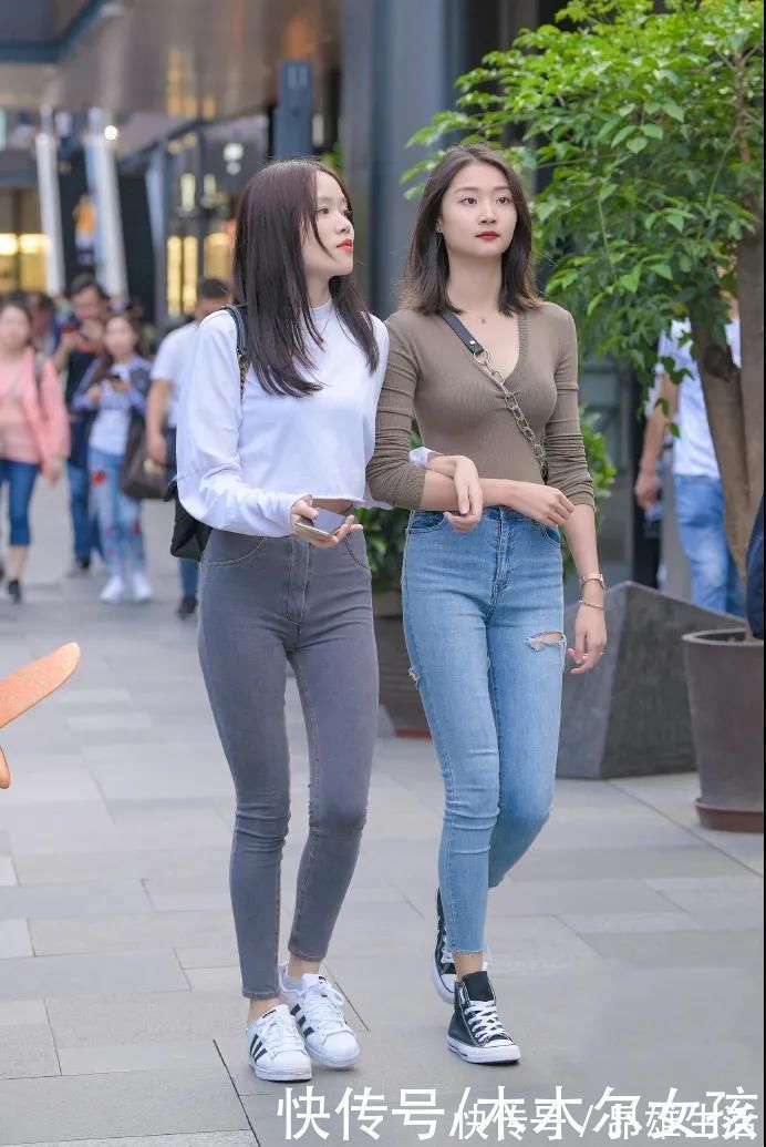 破洞牛仔裤 闺蜜出行牛仔裤穿搭,感受牛仔裤带来的简洁美,清新大方又时尚