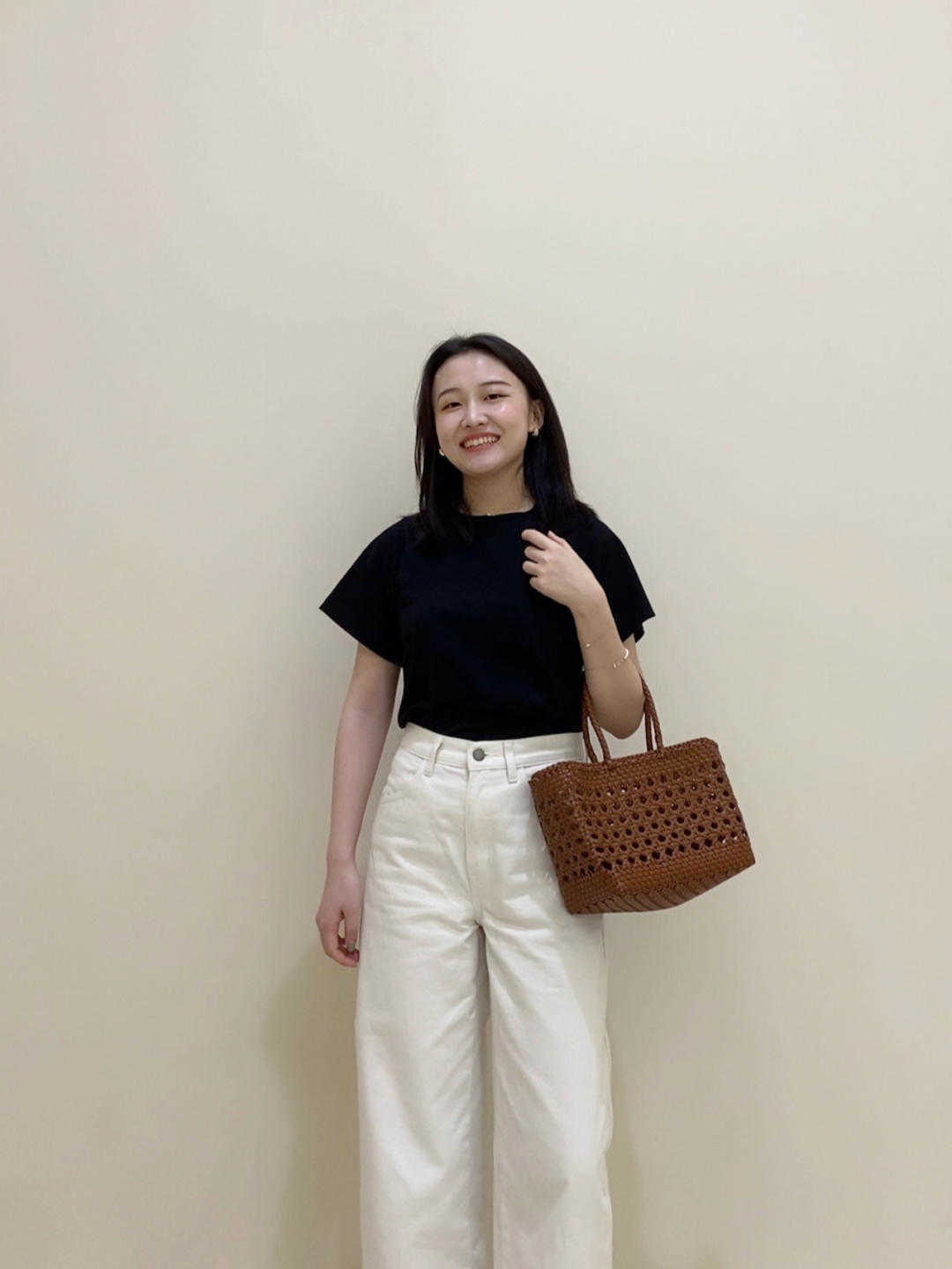 洋气|入秋，小个子适合走气质路线，黑色T恤配白色高腰直筒裤，超洋气