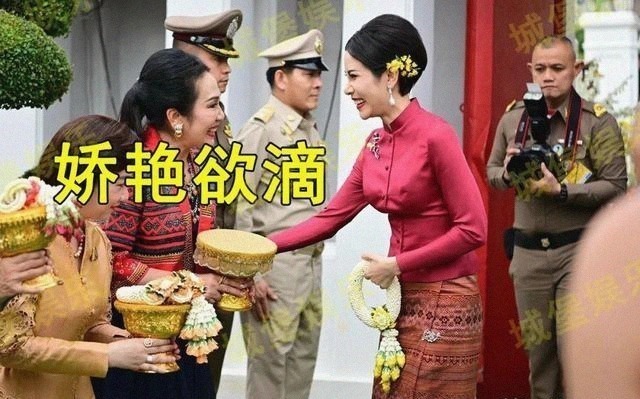 王后!泰国贵妃放下身段合影,却被身旁浓眉女子不屑一顾:有啥好得意的