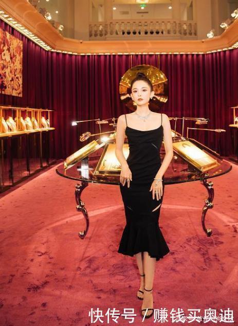 娜扎穿吊带鱼尾裙耀身材,但发型却暴露隐藏问题,想藏都藏不住!