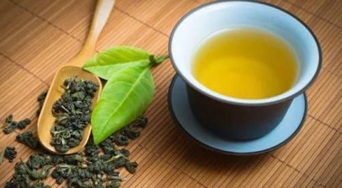 肝脏变硬,身体有4征兆,肝胆科医生:牢记2点,清理肝毒