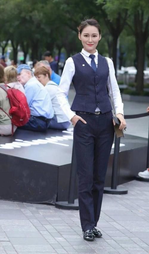 街拍美女：中性风怎么穿好看？衬衫配短裤，简约又利落