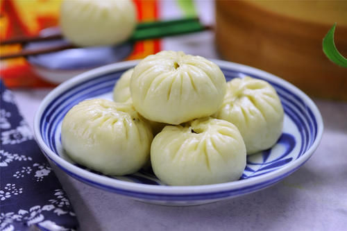 这个季节，吃包子不能错过这个馅料的，鲜美开胃，越吃越想吃