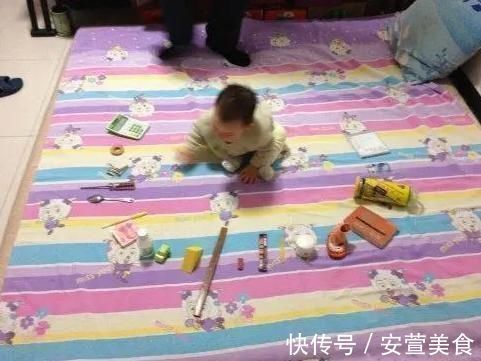 女娃|女娃周岁宴上抓周，一把抓住''这东西'',奶奶变脸，妈妈捂脸没眼看