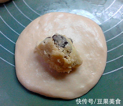 #健康甜蜜烘焙料理# 椰蓉提子面包