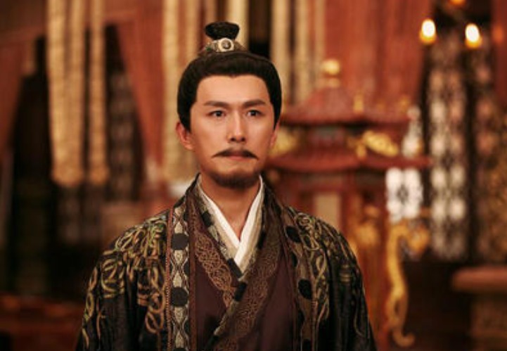 他活着的时候爱交朋友,去世后李白和杜甫争着给他写诗,他是谁