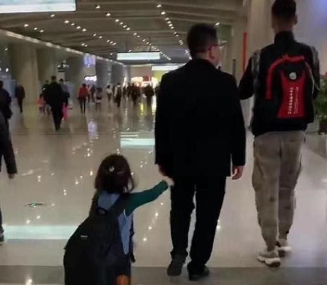 为防娃乱跑,坏爸爸“放大招”整蛊女儿,网友笑翻跑丢还搭个包