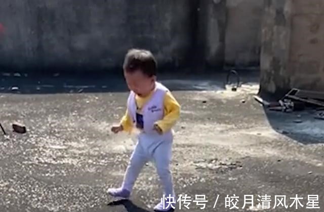 萌娃|福建一萌娃楼顶晒太阳,却被自己影子吓得崩溃大哭,妈妈反应亮了