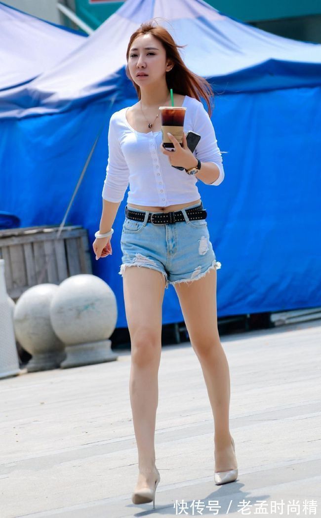 街拍:超短牛仔热裤搭配白色休闲T恤,小姐姐这算不算是大长腿呢