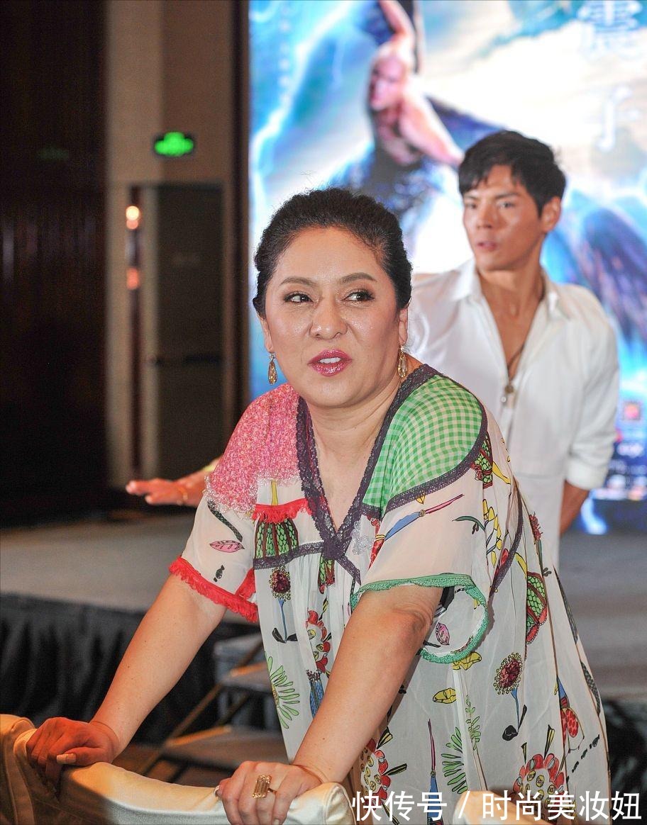 鲜亮感|向太“中年发福”也不油腻,穿印花连衣裙亮相,挡不住的贵妇感