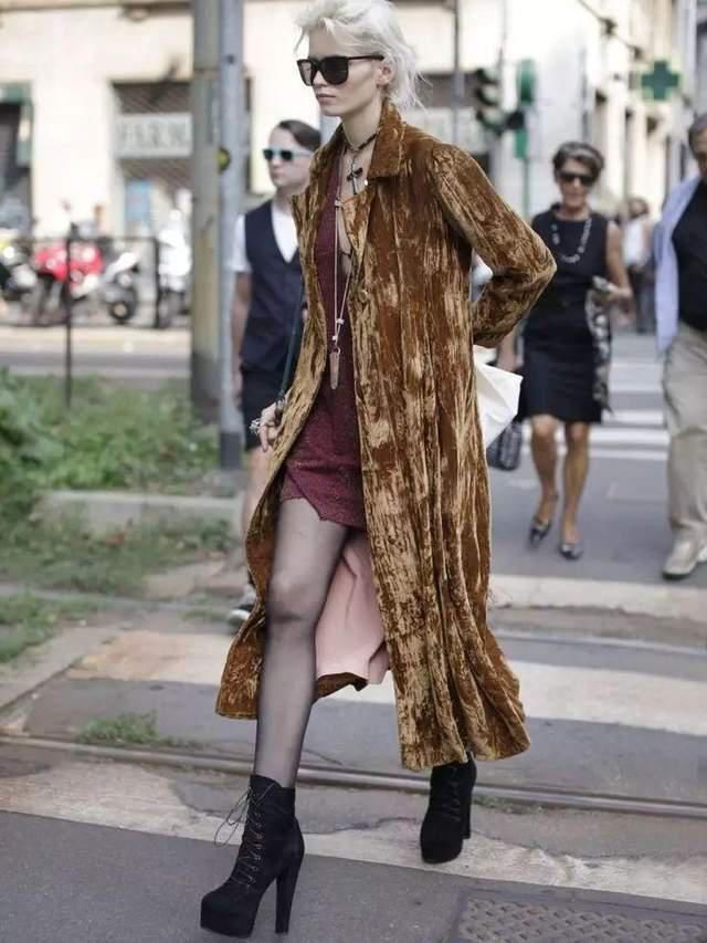 最近火了一件外套叫“丝绒外套”，时髦高级又保暖，关键是还显贵