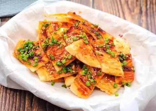 街邊的醬香餅吃膩了?不妨在家用餃子皮試試,味美解饞,孩子愛吃