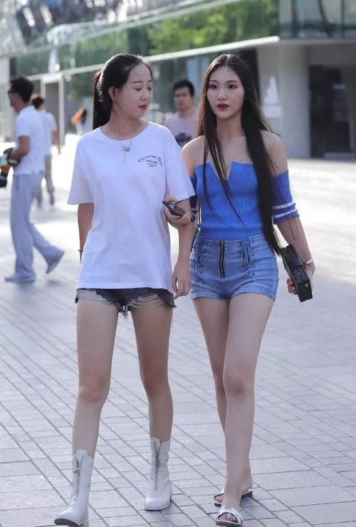 路人街拍长腿小姐姐的夏日穿搭,小心机露肩装超显身材啊