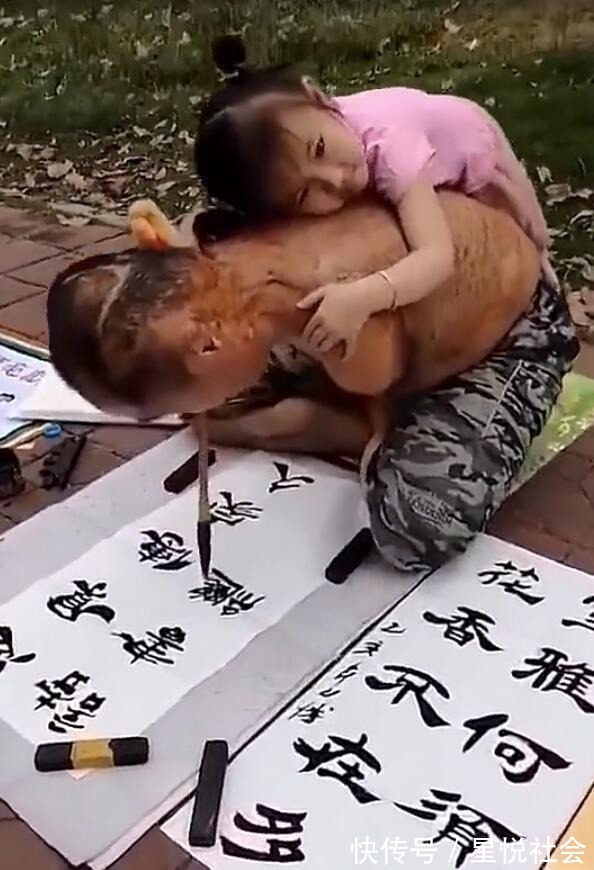 小女孩$心酸一幕,女儿永远不会嫌弃父亲,因为父亲靠写书法挣钱