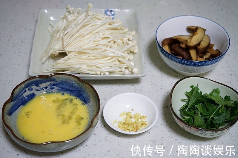 好喝的双菇蛋花汤做法竟然如此简单,鲜香浓郁,喝一口回味无穷