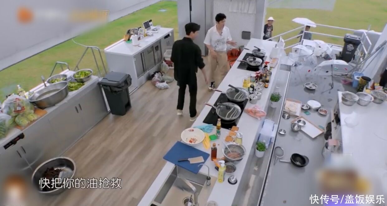 苏有朋|太危险！《中餐厅》多位艺人摔倒，棚顶突然坍塌，安全问题引争议