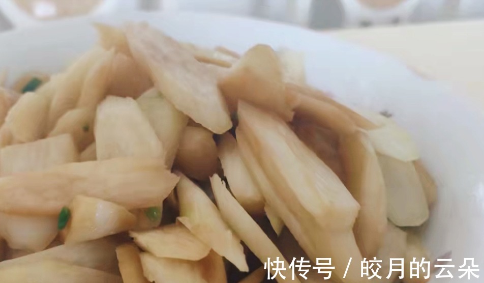 秋季正上市的菜，买来一烫一拌就上桌，清香鲜嫩营养好，简单好吃！