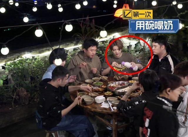 皮膚狀態(tài)|關(guān)曉彤扮成員工探班《五哈》鹿晗只顧看女友不吃飯,眼神寵溺