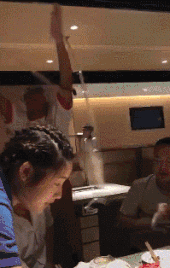 |搞笑GIF:幸亏反应快 不然被老婆发现就麻烦了