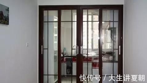 吊轨门|为什么有钱人厨房不装推拉门？头一次见这种设计，太聪明了