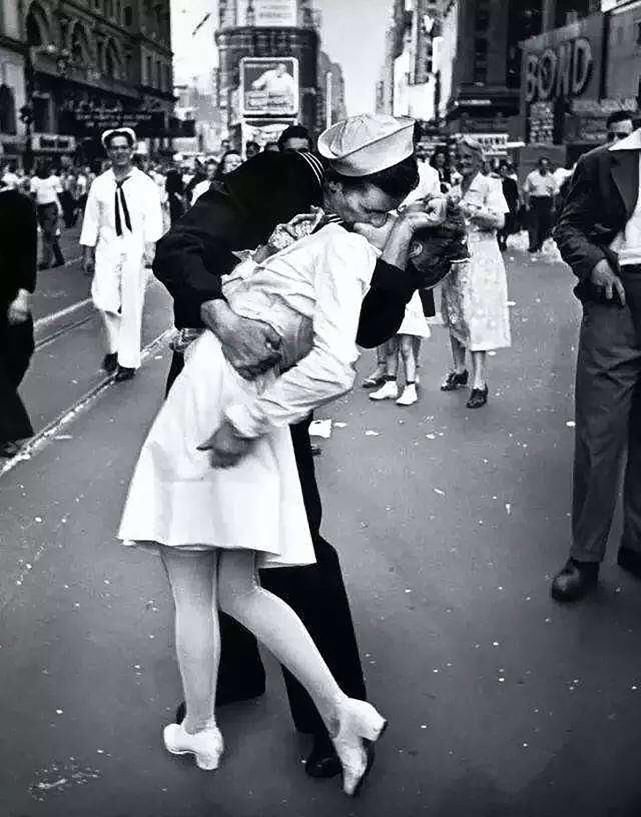 过目难忘|历史上过目难忘的照片日本兵为美军拉黄包车,图7被美军扛走的女游击队员