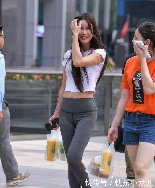 时尚 打底裤的打扮穿出十足气场,显出女性的青春气息