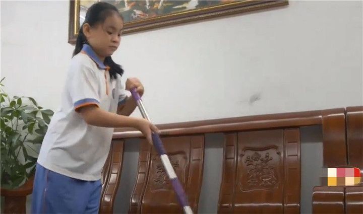 偏心|11岁女儿在家像佣人一样,每天做不完的家务,妈妈:看着她就烦
