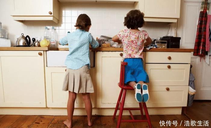 工具|萌娃给爸爸搓澡被赶出，哭着亮出搓澡工具后，网友：绝对是亲生的