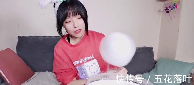 挑战用200包“跳跳糖”，做彩色棉花糖！咬一口在嘴里会跳起来吗！