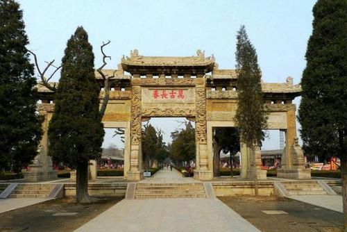  原因|我国最大的家族墓地，坟冢超10万座，千年来乌鸦不栖蛇类远避