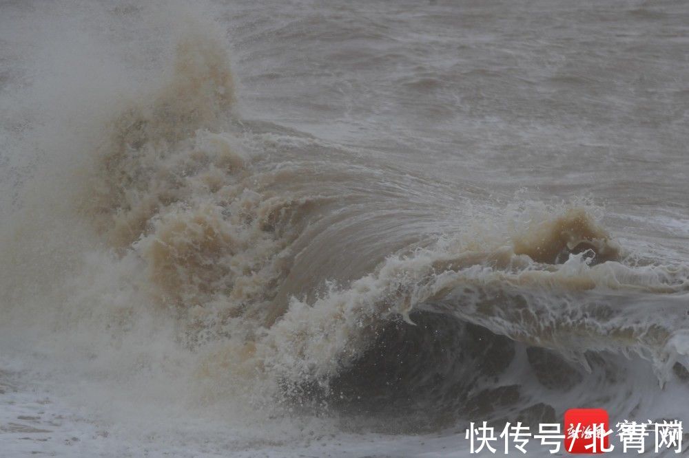 观海|台风“圆规”来袭 海口西海岸沙滩被海浪淹没