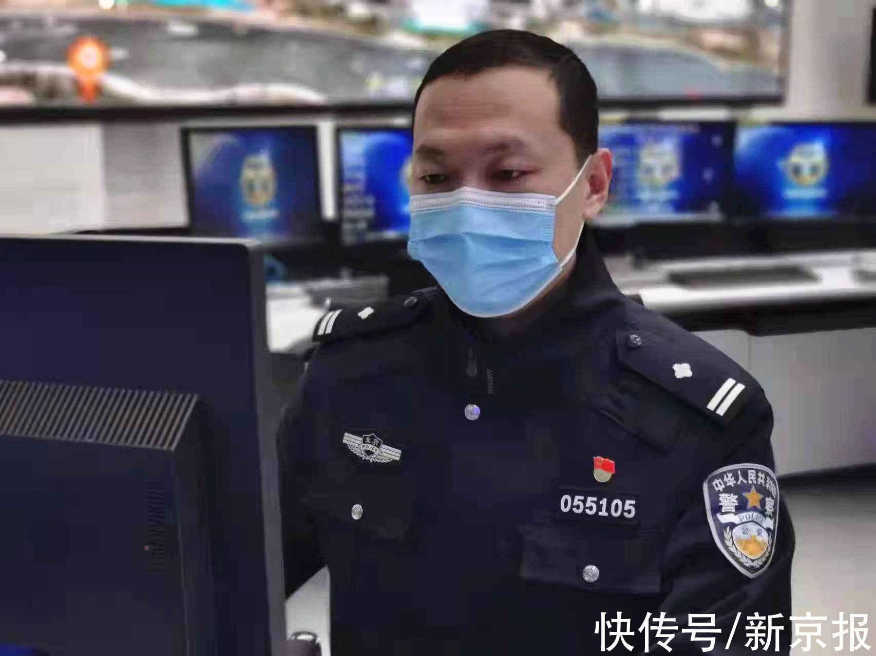 冬奥开幕式|冬奥开幕式传递国旗的北京警察：笑着流泪，我要保护好手中的国旗