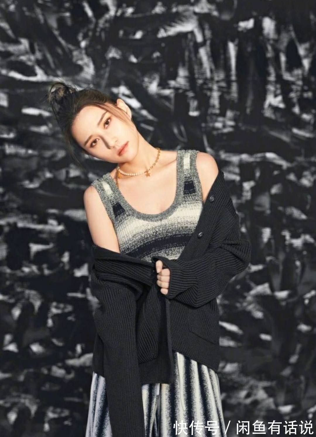 大长腿|何超莲烫了卷发,搭配碎花裙却跑出“阿姨味”,气质全靠颜值撑着