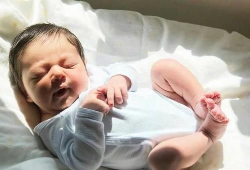 睡姿|新生儿“投降式”睡姿,需要纠正吗?知道原因后,我改变了想法