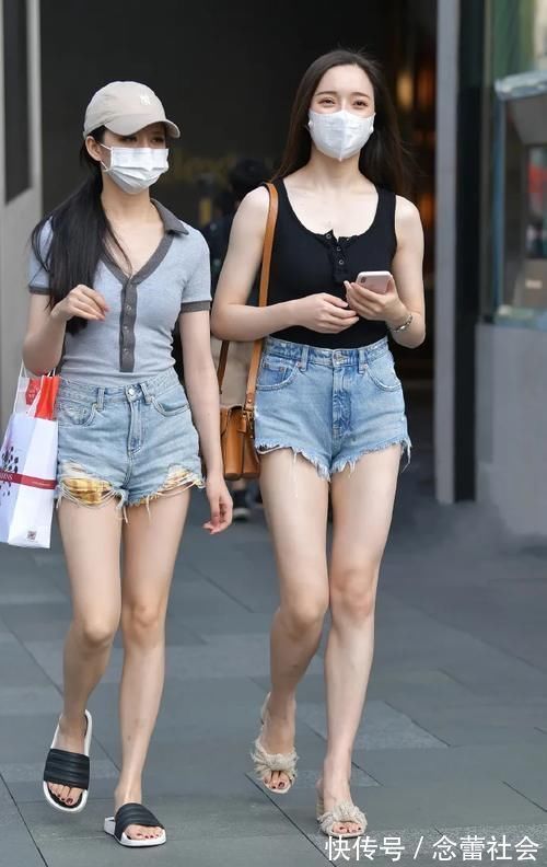 牛仔裤|黑色无袖T恤,搭配破烂款牛仔裤,穿出魅力十足的美