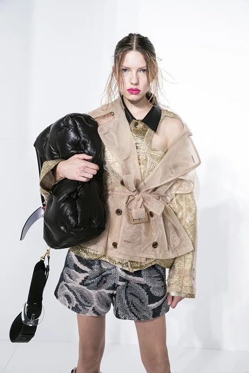 羽绒服穿在你身上显臃肿？穿在它身上刚刚好！