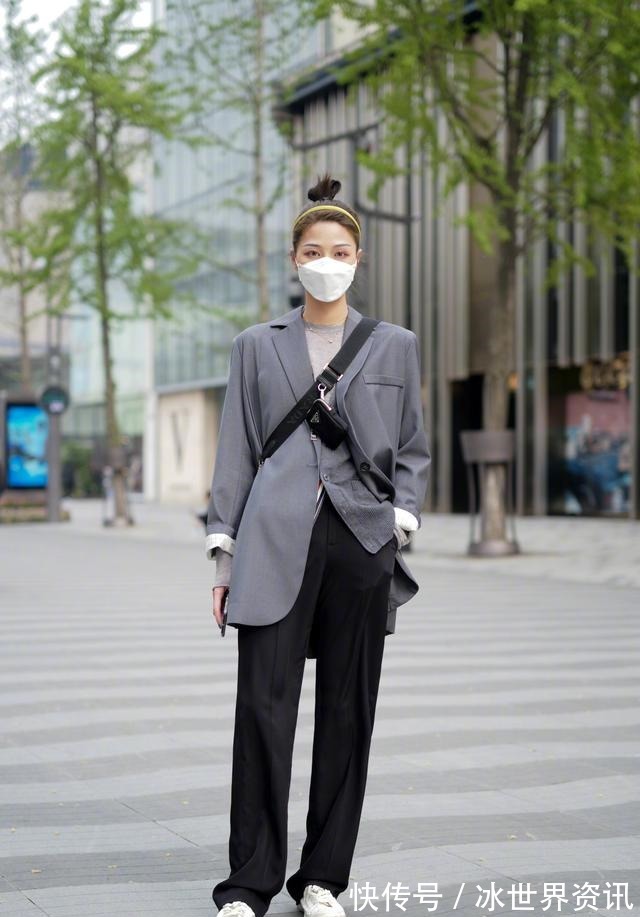 穿搭 现在不流行小黑裤,这才是夏日的高级打开方式,舒适、清爽很时髦!