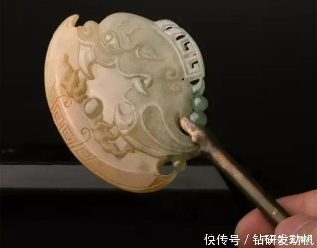 黄翡|玉雕师用一个巧妙的构图让一件不起眼的翡翠成为一道美丽的风景线