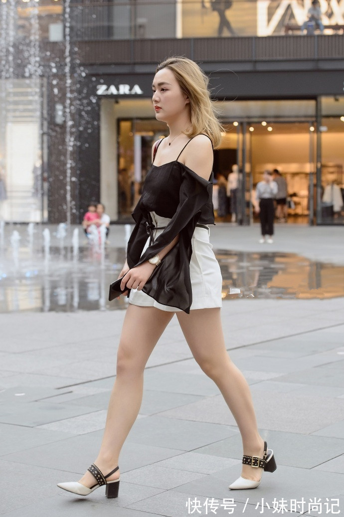 街拍 成都街拍,白色露脐装T恤搭配黑色紧身裤,休闲又有范!