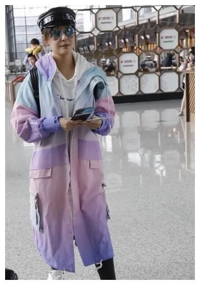 女人到了中年，切忌穿这2个颜色，多穿另外6个，更能显白减龄