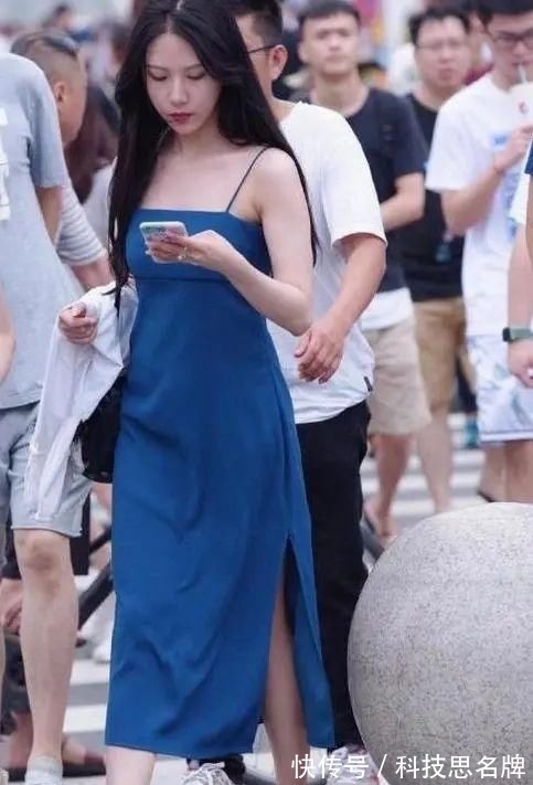 逛街 妹妹背着一件上衣逛街,穿着幽蓝长裙,带着银色高跟鞋,气质不错