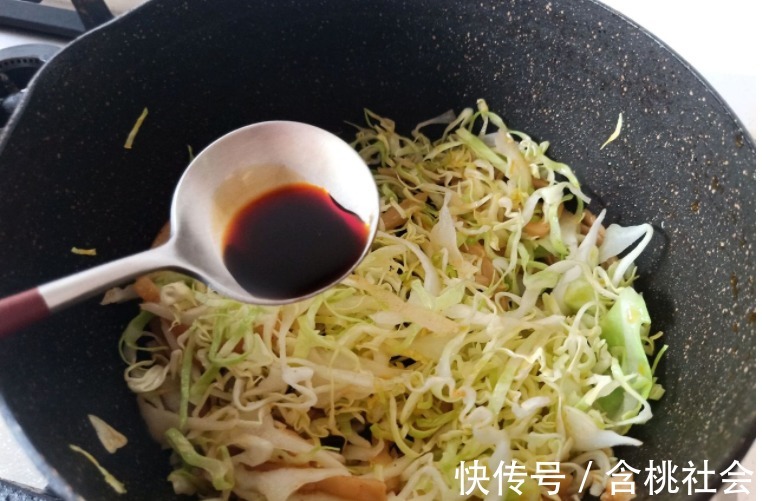 酸辣|包菜和它一起炒,酸辣可口,不比饭店的口味差