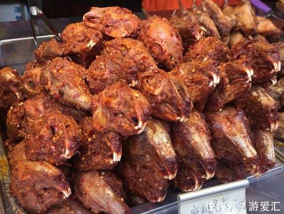 中年夫妻卖它养家,10元1个,没出锅就被抢光,邻摊看着就眼红!