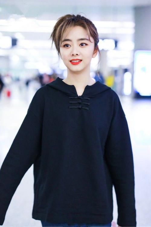 黑卫衣|小姐姐太甜美了吧，黑卫衣配个歪辫子，走出了T台的气质