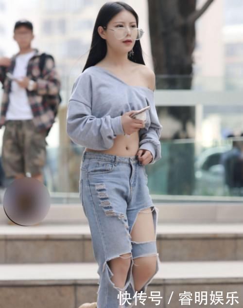 时尚性感美女,漏肩装惊艳四方,破洞牛仔裤也是大胆