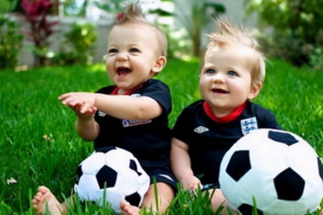 孩子们|“修”姓爸爸喜得三胞胎,给孩子们取的名字,让民警哭笑不得