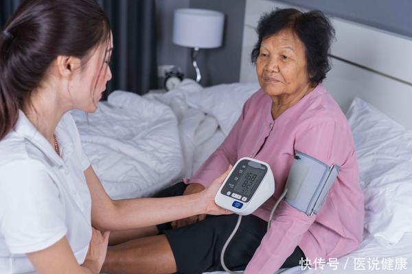 早上起床|无论男女,起床若有4种症状,或是高血压的“警示灯”,需注意