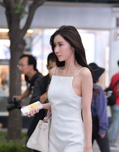 成熟的女人最迷人，小姐姐白裙羞耻，逆天气质！