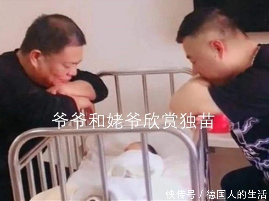 外公|家里“独苗”刚出生,爷爷外公凝视半小时不动,网友:以为是照片